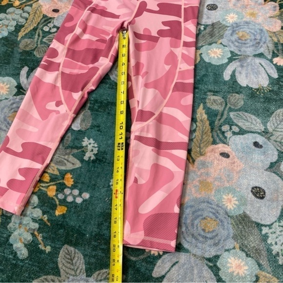 Zyia Active 4 Light N Tight Pink Camo Print Cropped Leggings Side Pockets Capri - Picture 9 of 14